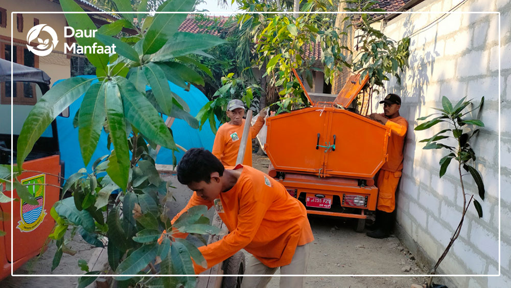 Daur Manfaat Sosial: Membangun Ekonomi Berbasis Kepedulian dan Gotong Royong - Bank Sampah MPB Mitra Yayasan Ulurtangan Pusat Daur Ulang