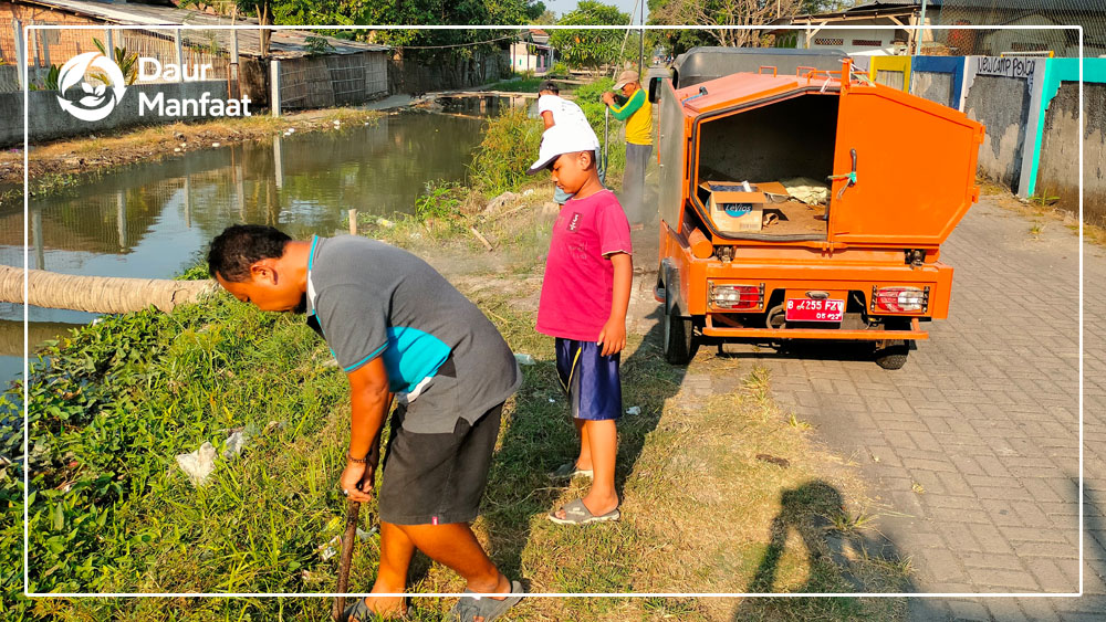 Daur Manfaat Sosial: Membangun Ekonomi Berbasis Kepedulian dan Gotong Royong - Bank Sampah MPB Mitra Yayasan Ulurtangan Pusat Daur Ulang
