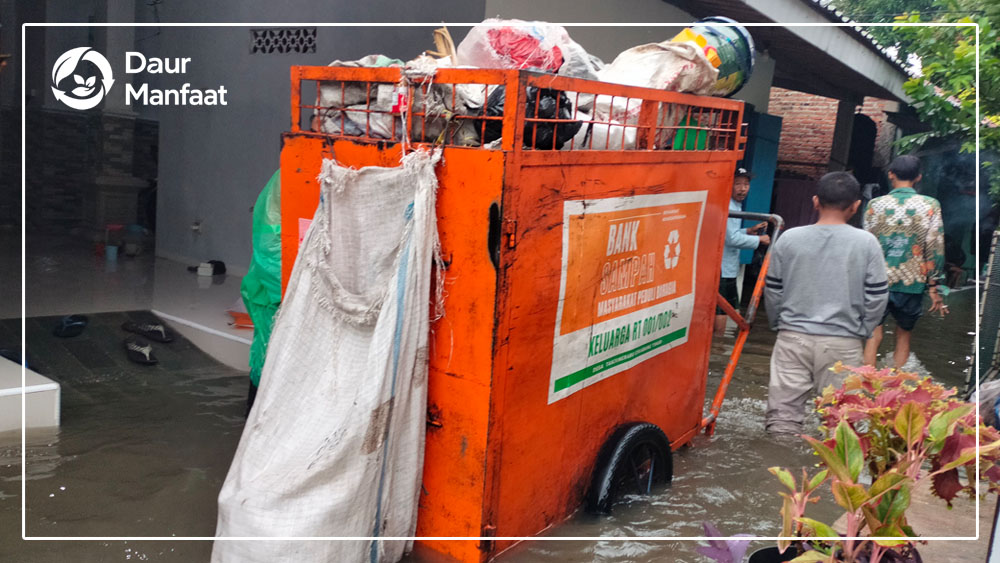 Daur Manfaat Sosial: Membangun Ekonomi Berbasis Kepedulian dan Gotong Royong - Bank Sampah MPB Mitra Yayasan Ulurtangan Pusat Daur Ulang