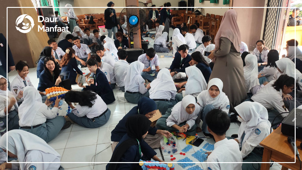 Daur Manfaat Greenerator: Membangun Generasi Peduli Lingkungan Sejak Dini - Bank Sampah MPB Mitra Yayasan Ulurtangan Pusat Daur Ulang