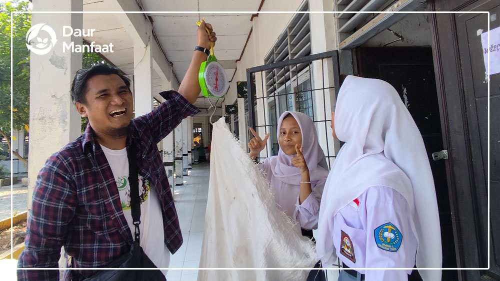 Daur Manfaat Greenerator: Membangun Generasi Peduli Lingkungan Sejak Dini - Bank Sampah MPB Mitra Yayasan Ulurtangan Pusat Daur Ulang