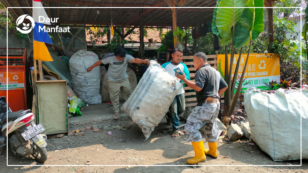 Daur Manfaat Transformasi: Sampah Menjadi Sumber Kehidupan Masyarakat