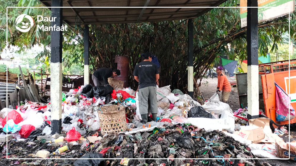 Daur Manfaat Transformasi: Sampah Menjadi Sumber Kehidupan - Bank Sampah MPB Mitra Yayasan Ulurtangan Pusat Daur Ulang