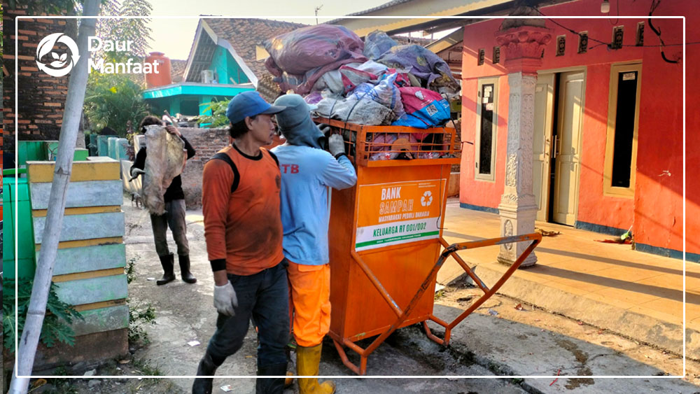 Daur Manfaat Transformasi: Sampah Menjadi Sumber Kehidupan - Bank Sampah MPB Mitra Yayasan Ulurtangan Pusat Daur Ulang
