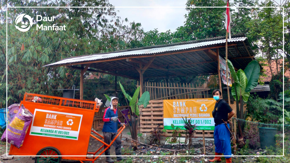 Daur Manfaat Transformasi: Sampah Menjadi Sumber Kehidupan - Bank Sampah MPB Mitra Yayasan Ulurtangan Pusat Daur Ulang