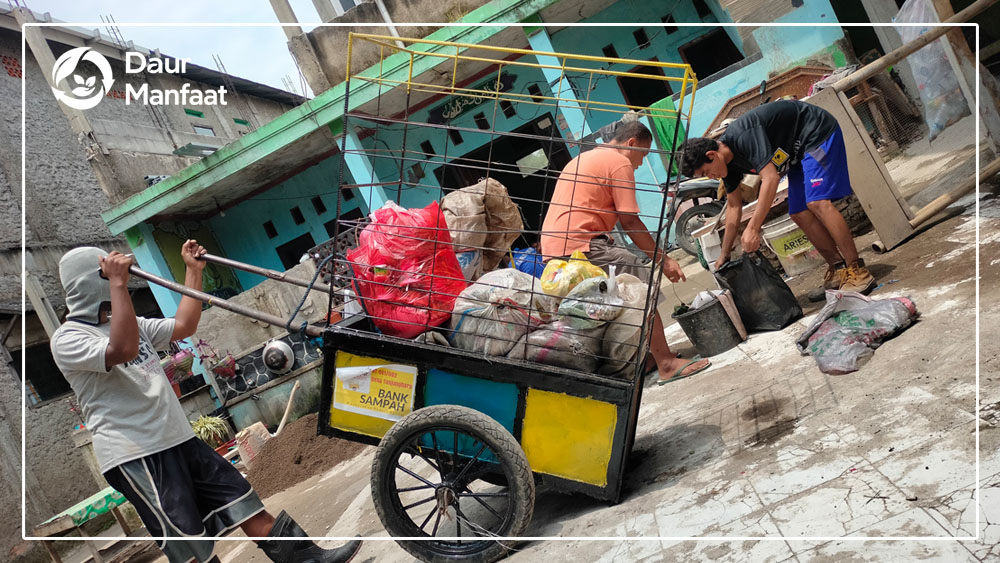 Daur Manfaat Transformasi: Sampah Menjadi Sumber Kehidupan - Bank Sampah MPB Mitra Yayasan Ulurtangan Pusat Daur Ulang