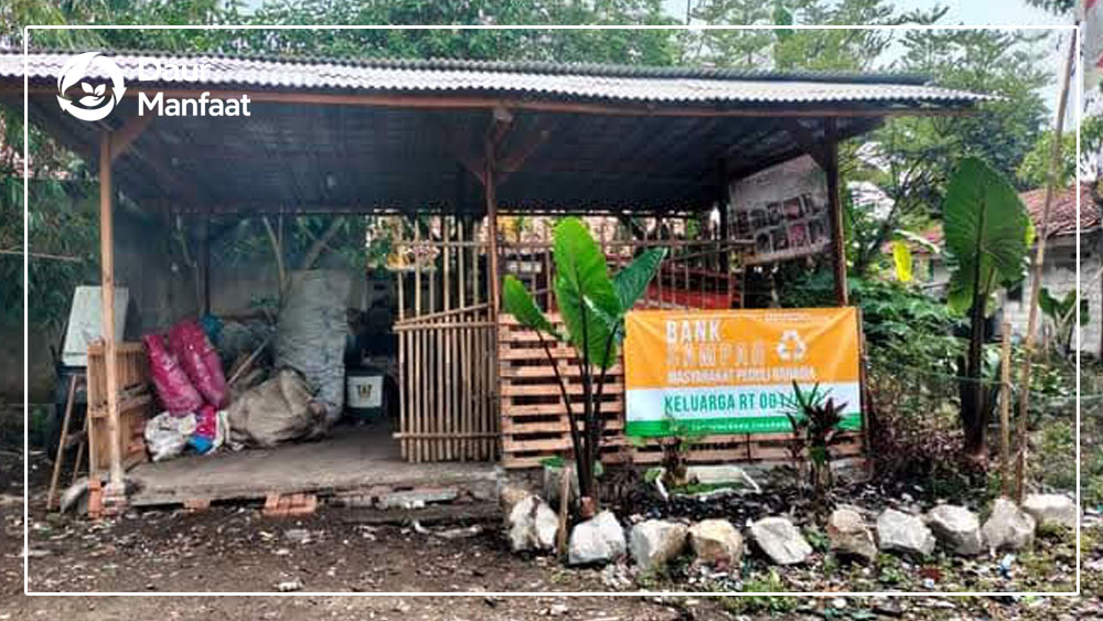 Daur Manfaat Transformasi: Sampah Menjadi Sumber Kehidupan - Bank Sampah MPB Mitra Yayasan Ulurtangan Pusat Daur Ulang